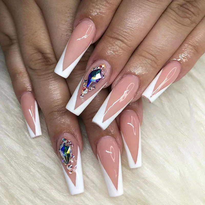 Kunstvolle Nagelverlängerungen mit eleganten Glitzerakzenten Karnz