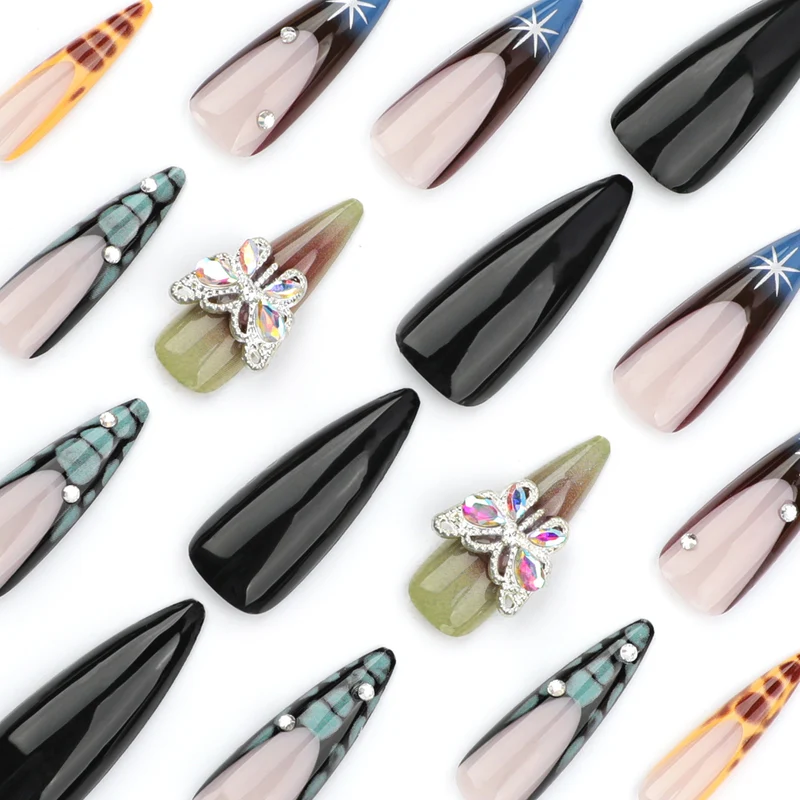 Kunstvolle Nagelverlängerungen mit eleganten Designs und Glitzer Karnz