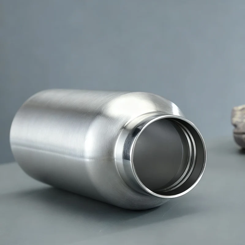 Insulated stainless steel drinking bottle with handle