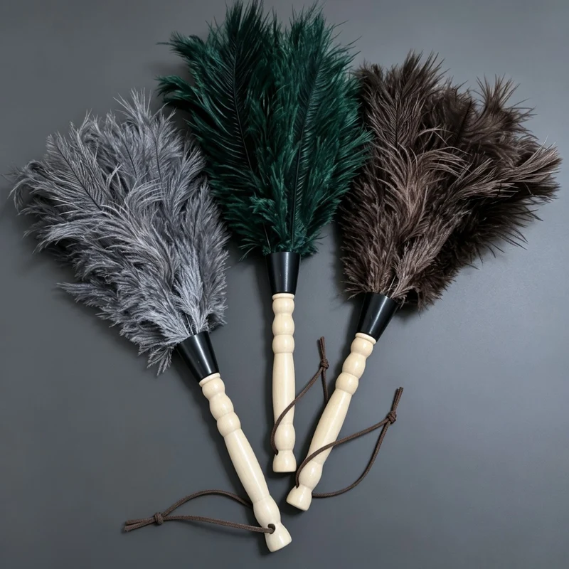 Feather duster made of ostrich feathers, extensible
