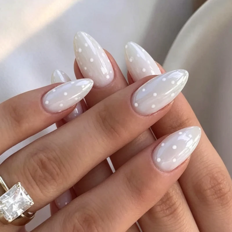 Elegante mandelförmige Nagelkunst Karnz