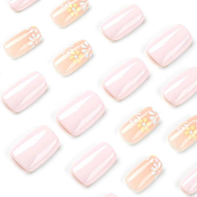 Kunstvolle Nagelverlängerungen mit Blumenverzierungen Karnz