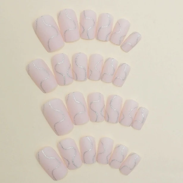 Elegante Gel-Maniküre Karnz
