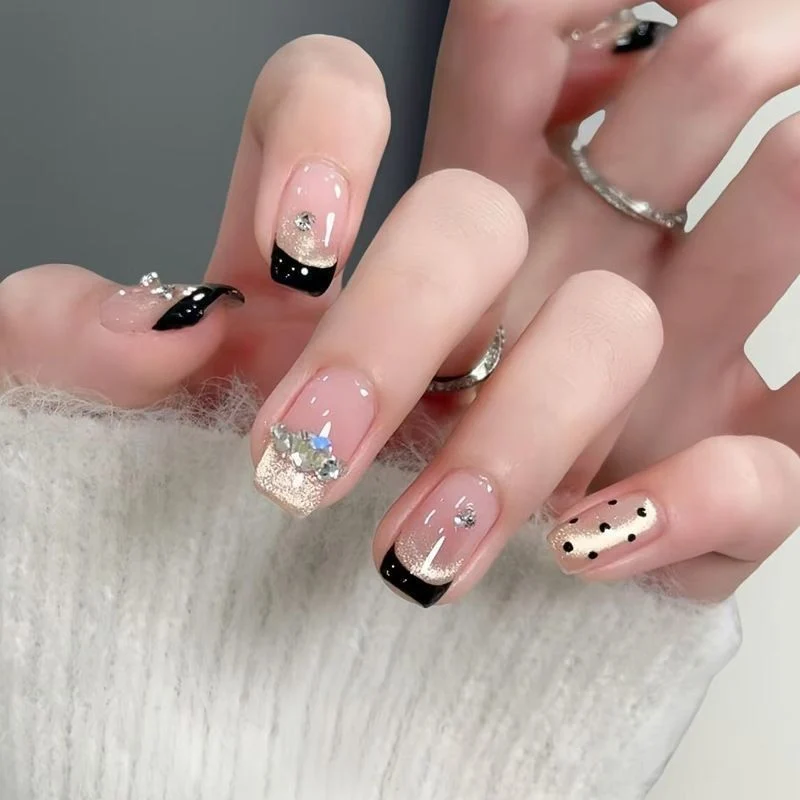 Künstlerisches Herzmuster Nagelkunstverlängerungen Karnz