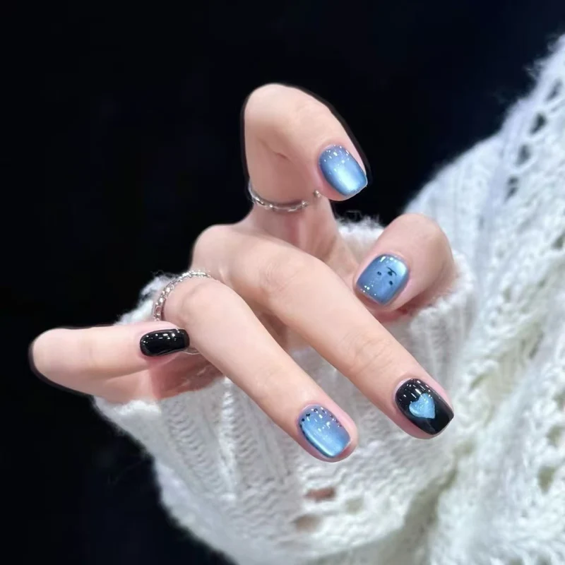 Künstlerisches Herzmuster Nagelkunstverlängerungen Karnz