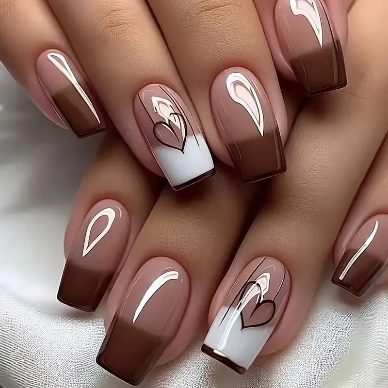 Künstlerisches Herz-verziertes Nageldesign Karnz