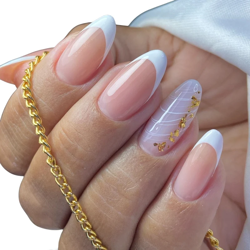 Elegante, mandelförmige Nagelverlängerungen Karnz