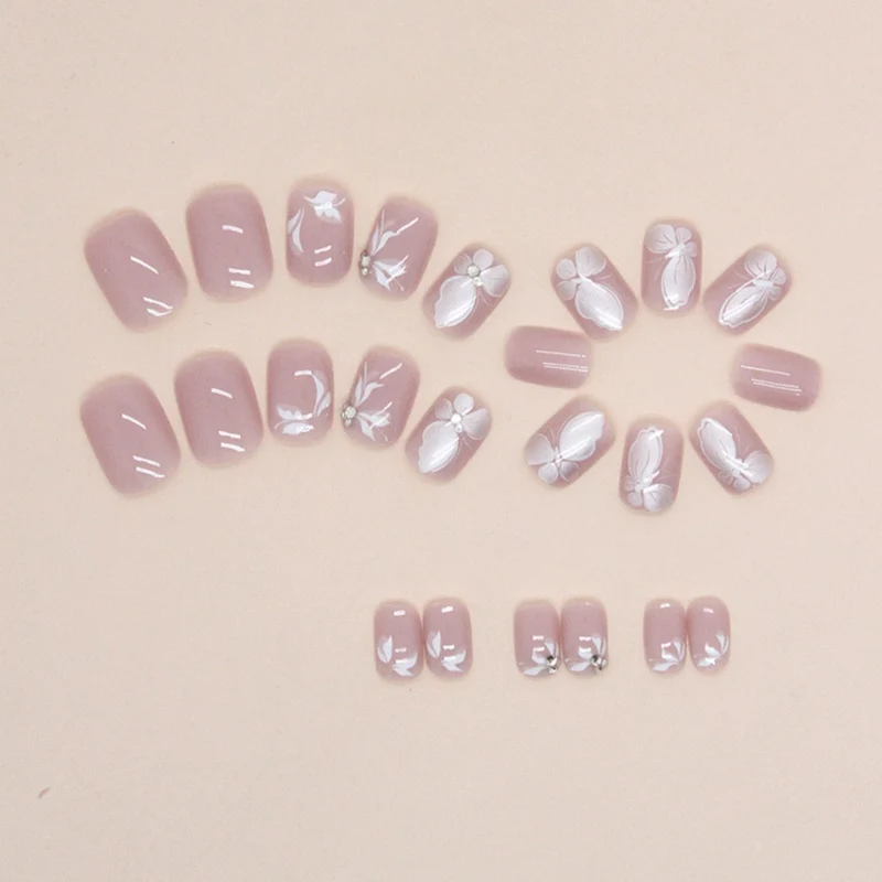 Künstlerisch von Schmetterlingen inspirierte Nagelverlängerungen Karnz