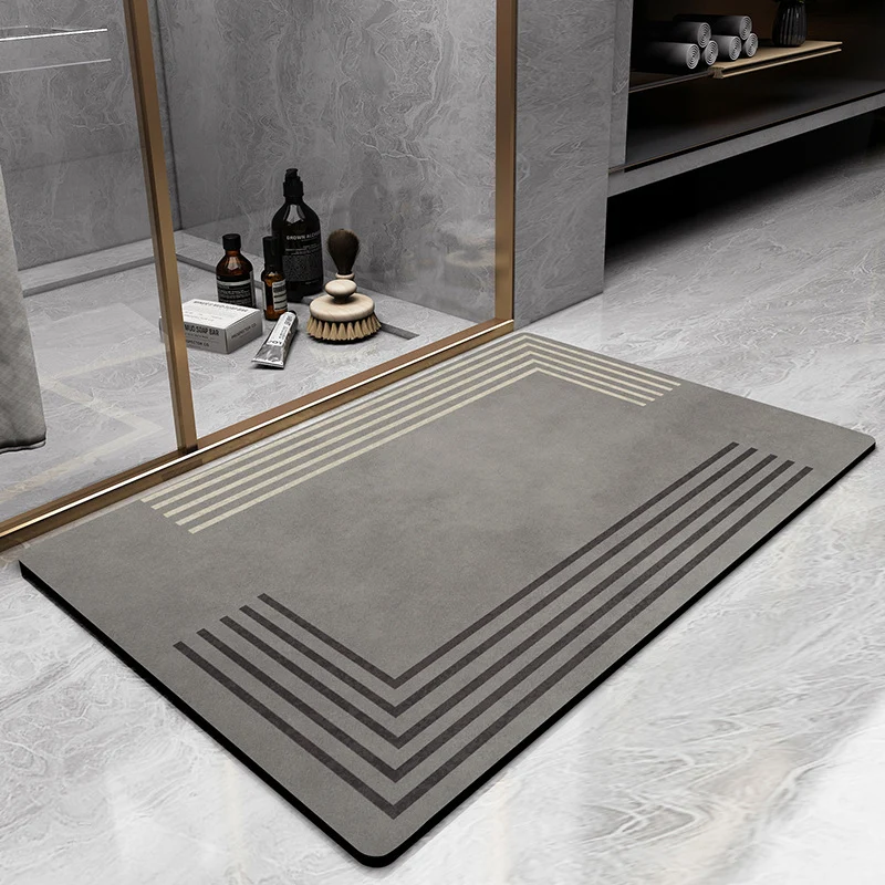 Plüsch-Mikrofaser-Badematte mit elegantem Streifenmuster