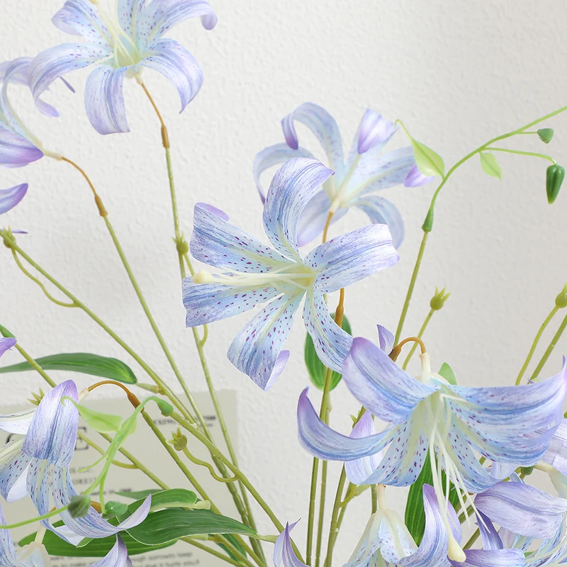 Artificial lily bouquet with detail-loving flowers