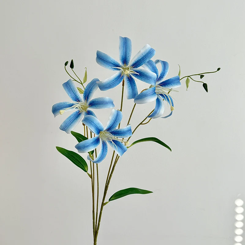 Artificial lily bouquet with detail-loving flowers