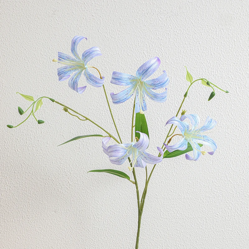 Artificial lily bouquet with detail-loving flowers