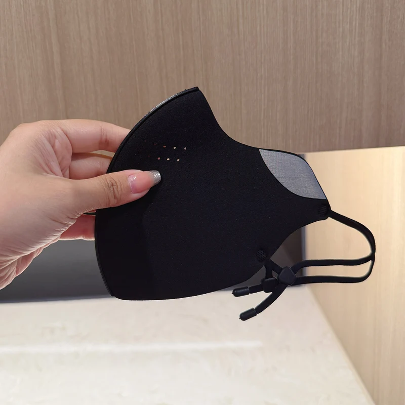 Konturiertes wiederverwendbares atmungsaktives Gesichtsmasken mit verstellbaren Ohrenschlaufen und innerer Filtertasche Karnz