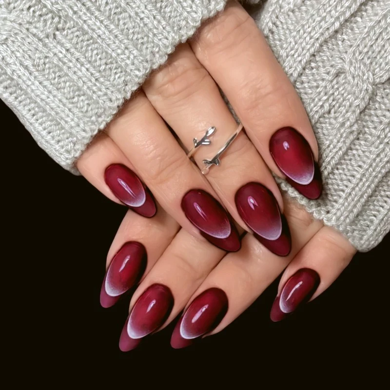 Künstlerisches mandelförmiges Press-On Nagelset Karnz