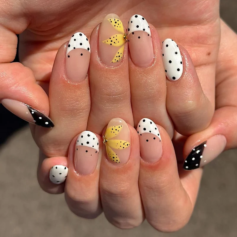 Creative Floral Accent Nail Art Set Stornfield