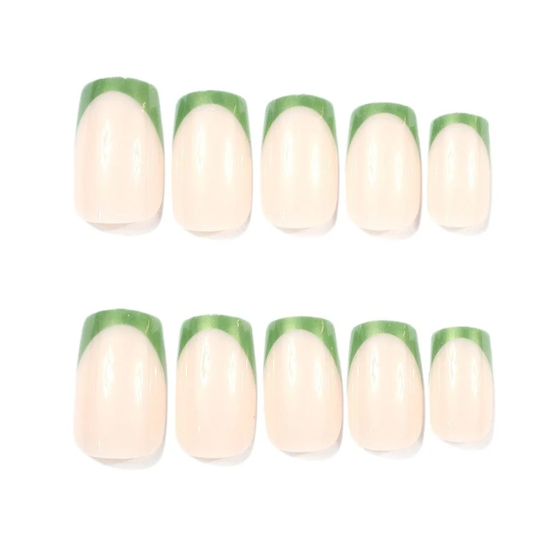 Acryl-Nagelvergrößerungen mit eleganten französischen Spitzen Karnz