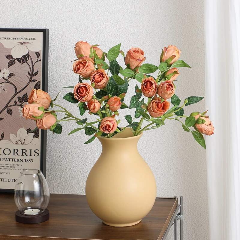 Realistic Kunstrose with detailed flowers