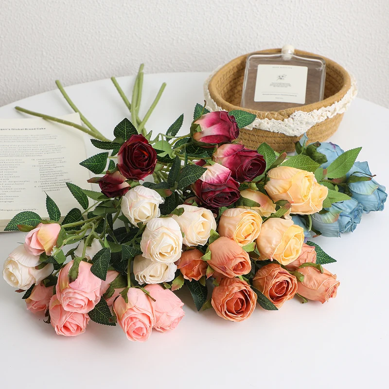 Realistic Kunstrose with detailed flowers