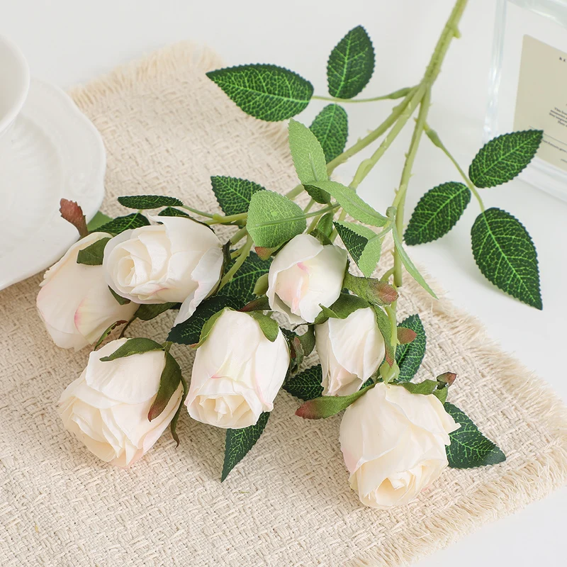 Realistic Kunstrose with detailed flowers