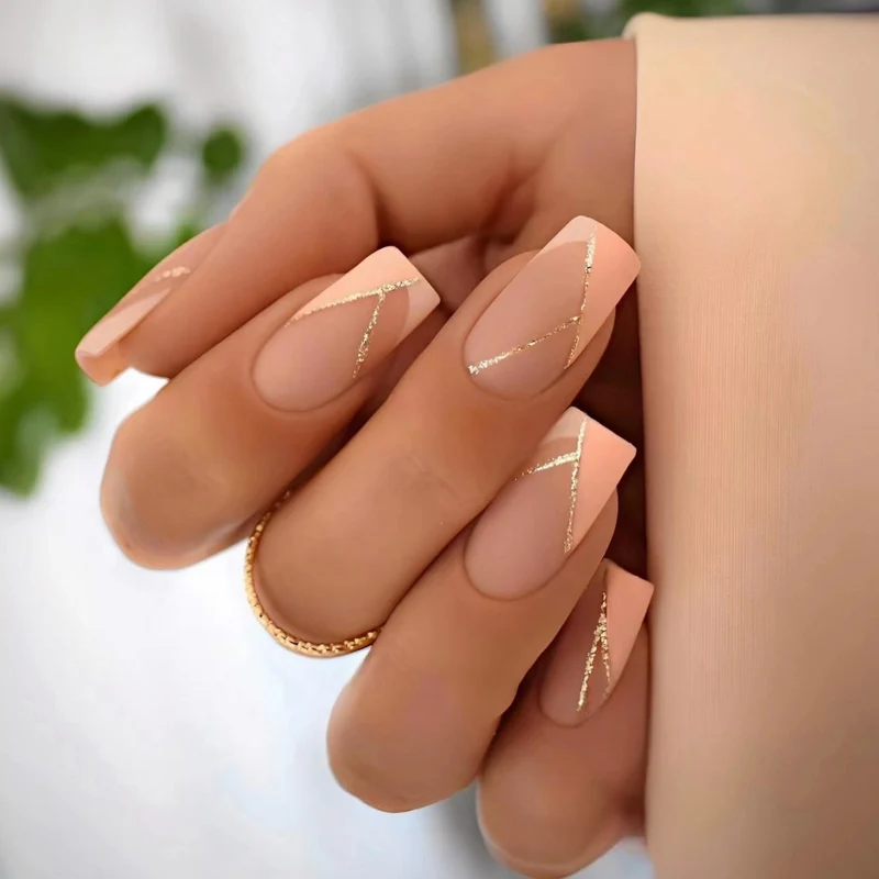 Elegant Press-On Nail Art Set with Gold Accents Stornfield