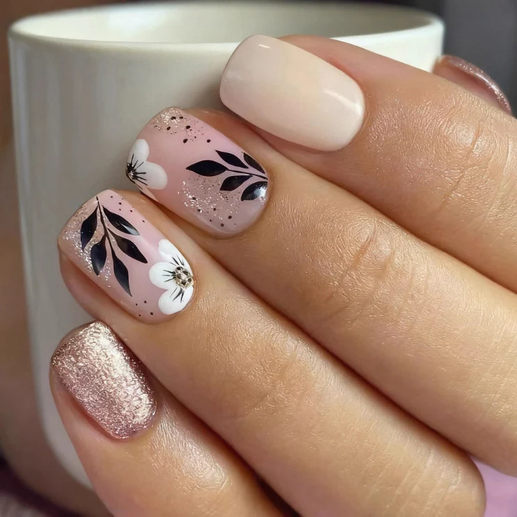 Elegant Floral Graphic Nail Set Stornfield