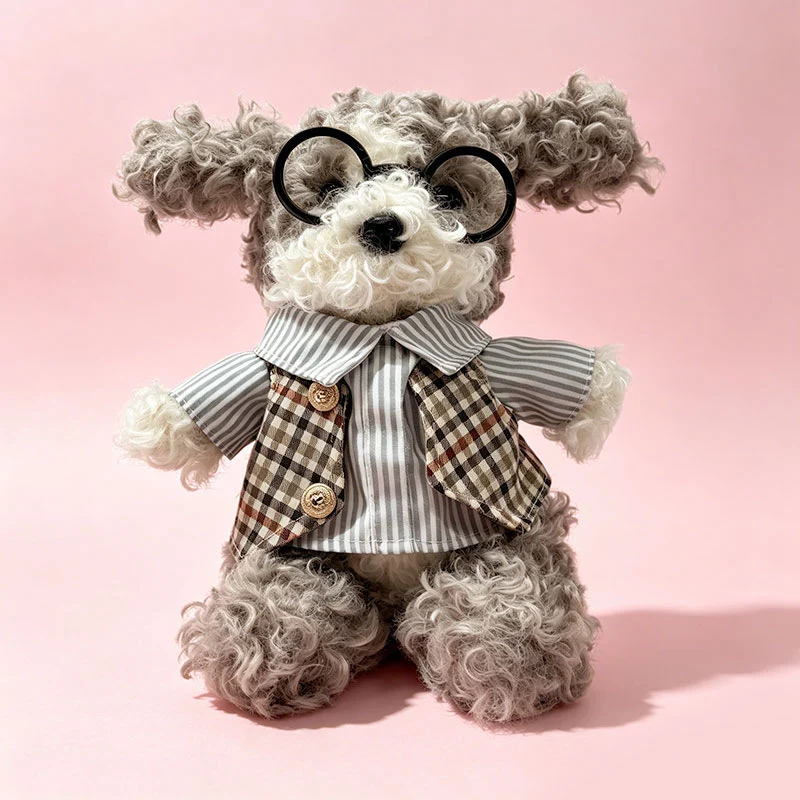 Locken-Fell Sitzender Welpen Plüsch mit runden Brillen & kariertem 'LIEBE' Bandana Karnz