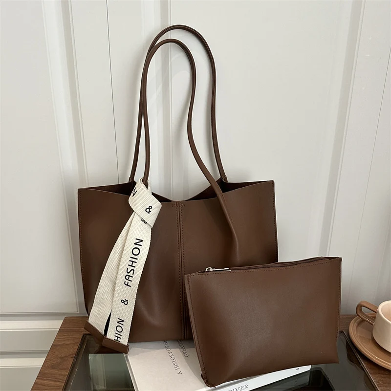Fashionable Structured Tote Bag with Trendy Strap