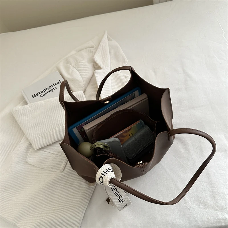 Fashionable Structured Tote Bag with Trendy Strap