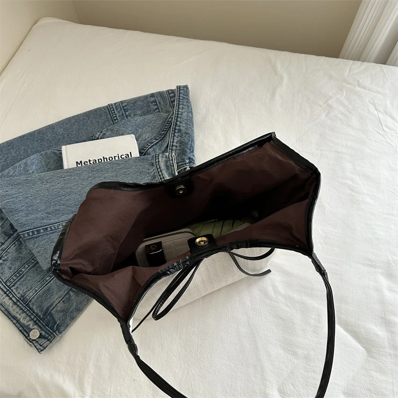 Chic Bow-Detail Shopping Tote