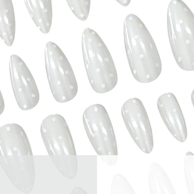 Elegant Almond-Shaped Nail Art Stornfield