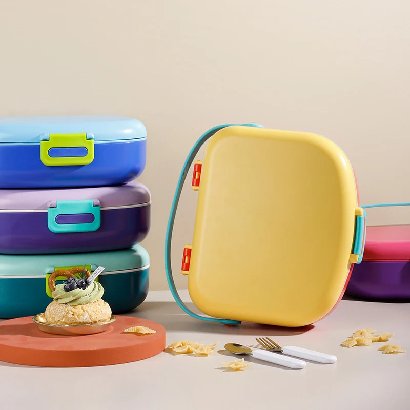 Isolierte Lunchbox mit Besteckset