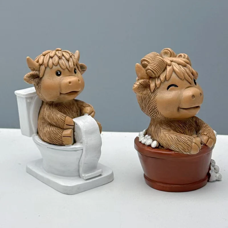 Lustige Dekofigur eines Hochlandrinds auf Toilette Karnz
