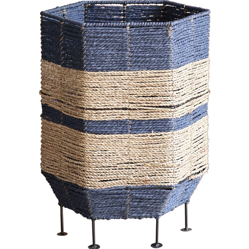 Stilvoller Wäschekorb aus Rattan mit Metallbeinen Karnz