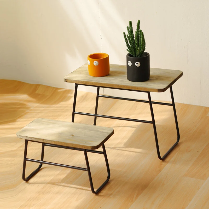 Moderner Holz-Hocker mit Metallgestell Karnz