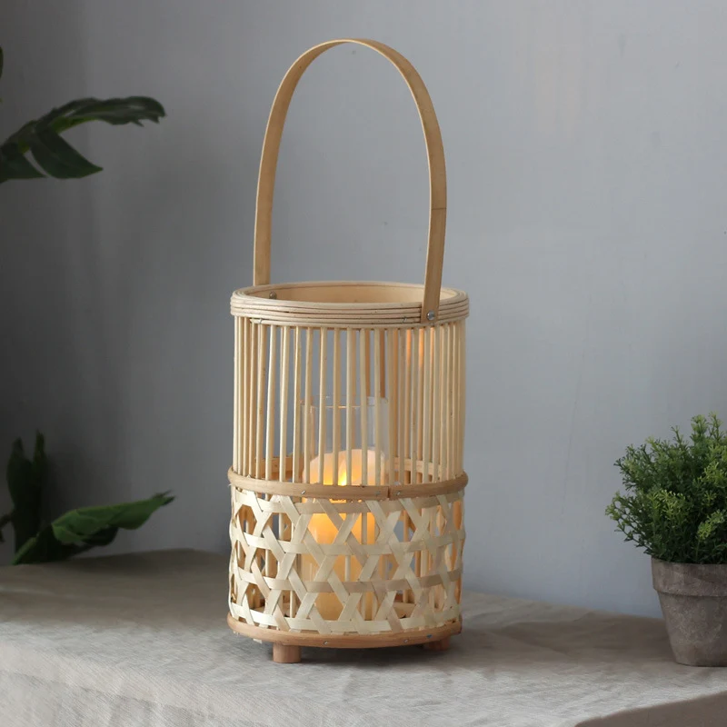 Handgefertigte Laterne aus Rattan Karnz