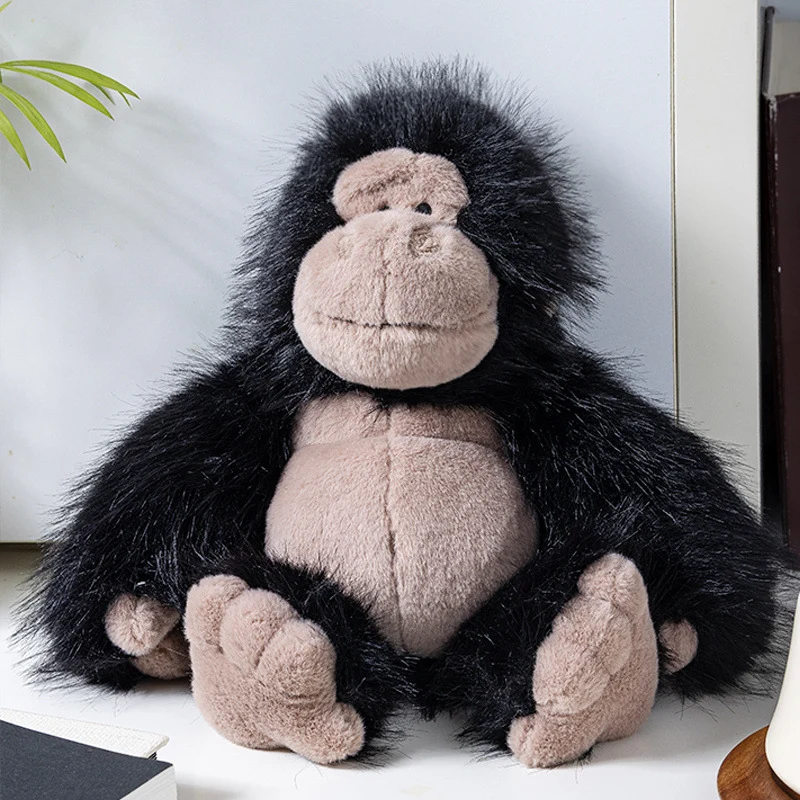 Plüsch sitzender Gorilla Spielzeug mit langem Kunstfell und weichem Füllmaterial Karnz