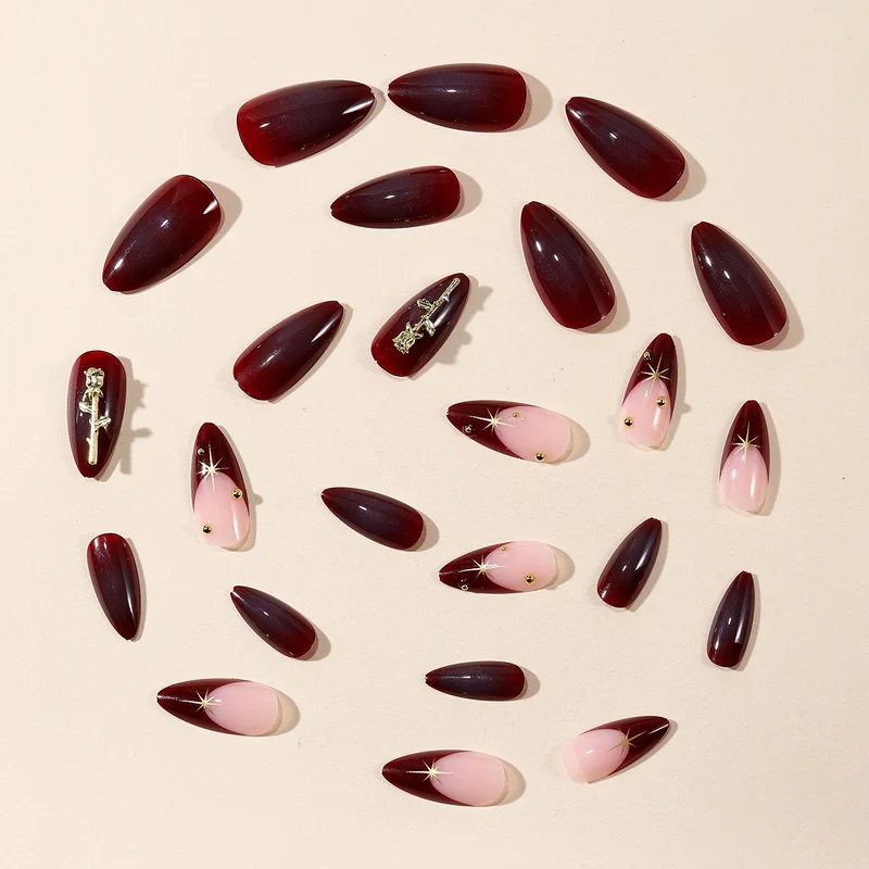 Stiletto Nagelkunst Extensions mit goldenen Akzenten Karnz