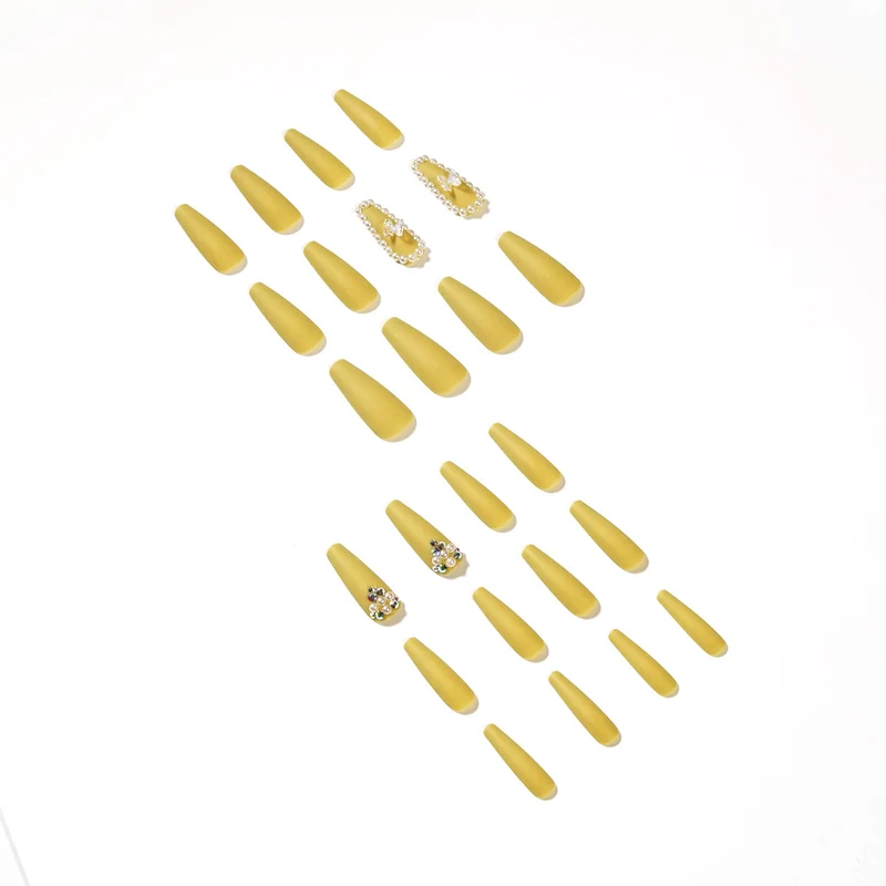 Artful stiletto nails with luxurious glitter accents Stornfield
