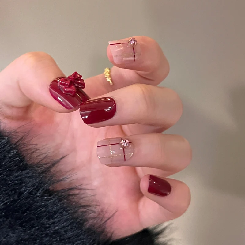 Artful nail decoration with elegant details Stornfield