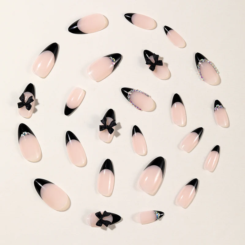 Elegantes Stiletto-Nageldesign mit Strassakzenten Karnz