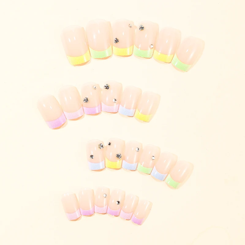 Elegante Pastell-Gradient-Nagelverlängerungen mit Strass-Akzenten Karnz