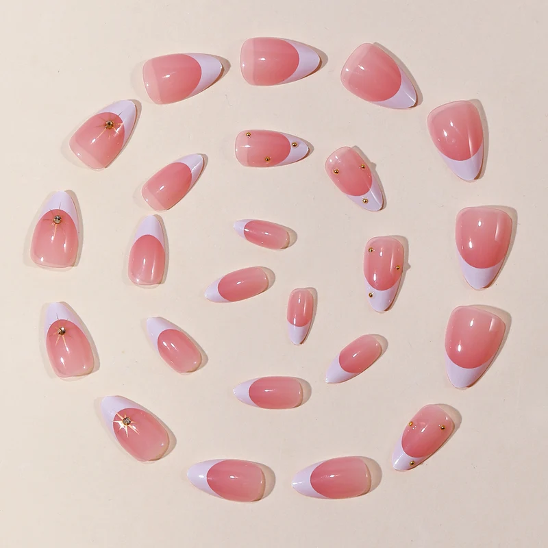 Elegante French Tip Nagelkunst mit goldenen Akzenten Karnz