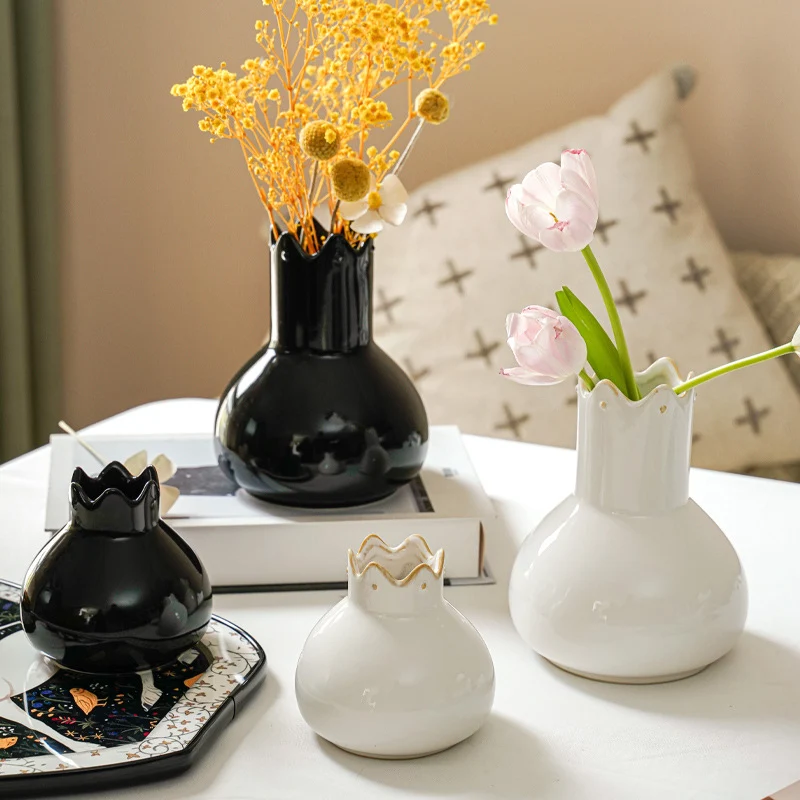 Elegant ceramic vase with wavy edge Stornfield