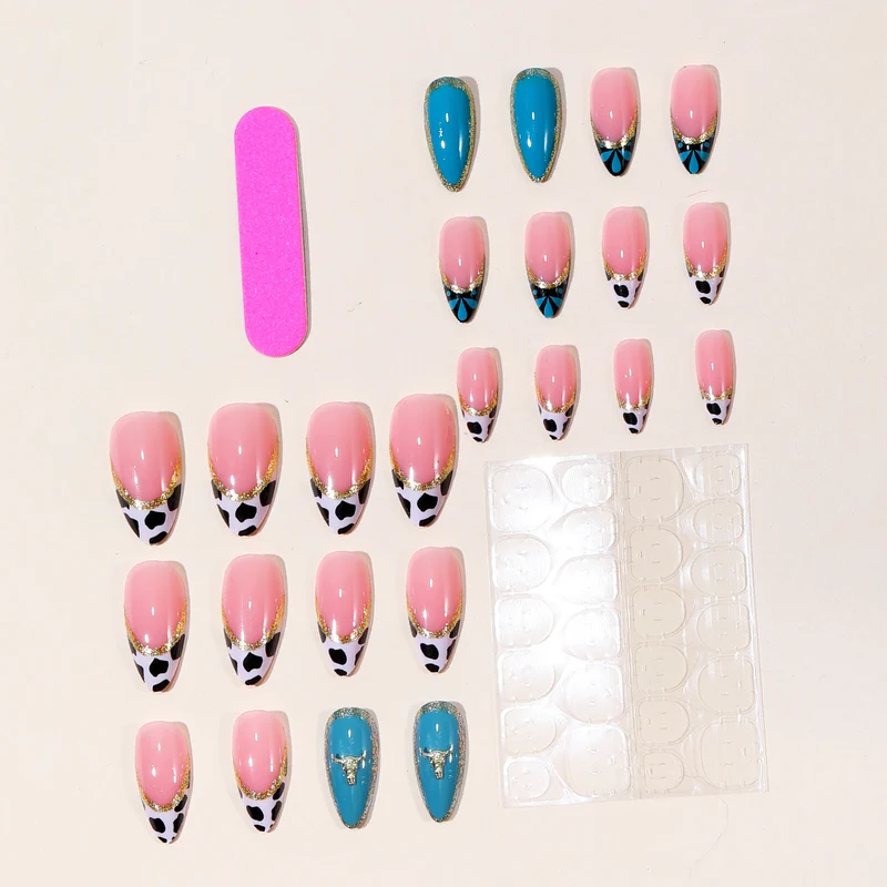 Künstlerische Stiletto-Nagelverlängerungen mit Kuhmotiv und goldenen Akzenten Karnz