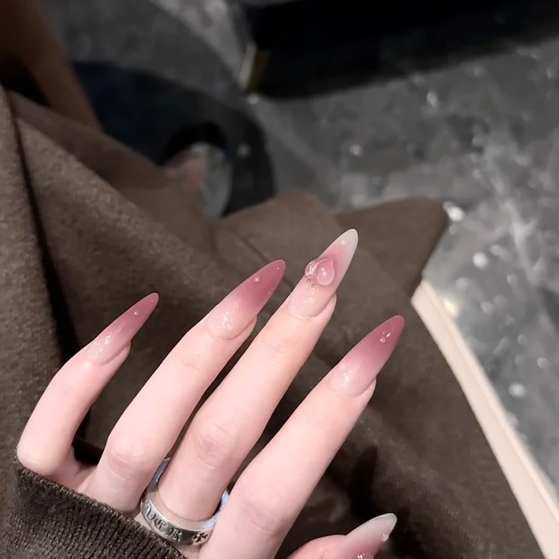 Elegante Stiletto Press-On Nägel mit Herzakzenten Karnz