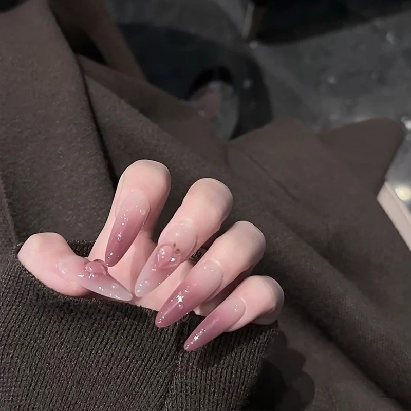 Elegante Stiletto Press-On Nägel mit Herzakzenten Karnz