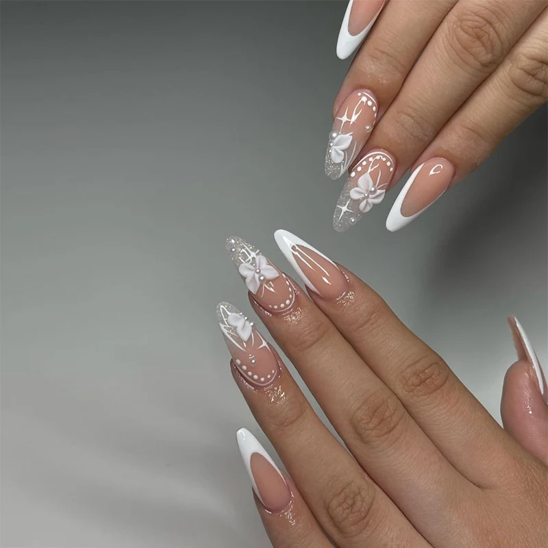 Elegante Stiletto Press-On Nagelkunst mit Strass-Akzenten Karnz