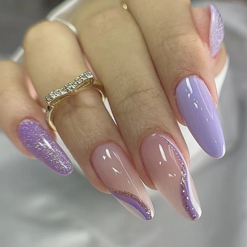 Elegante Stiletto Press-On Nagelkunst mit Strass-Akzenten Karnz