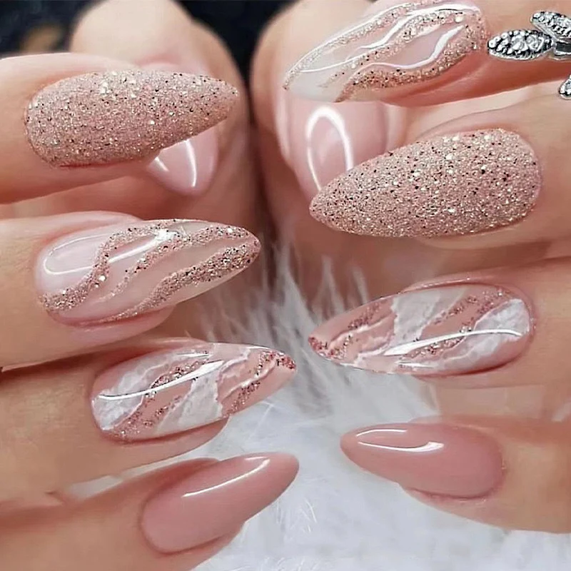 Elegante Stiletto Press-On Nagelkunst mit Strass-Akzenten Karnz