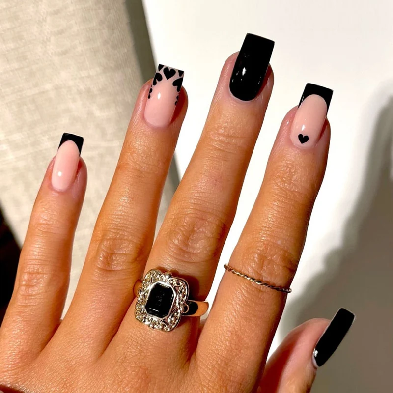 Elegante Stiletto Press-On Nagelkunst mit Strass-Akzenten Karnz